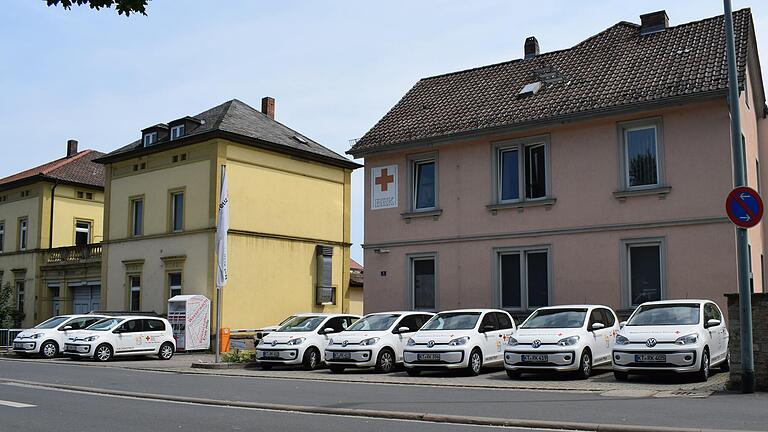 Die Rettungwache des BRK in der Kitzinger Schmiedelstraße platzt aus allen Nähten. Außerdem ist sie von Wohnhäusern umgeben, was bei Einsatzfahrten die Nachbarn stört. Daher will das Rote Kreuz im Gewerbegebiet neu bauen.