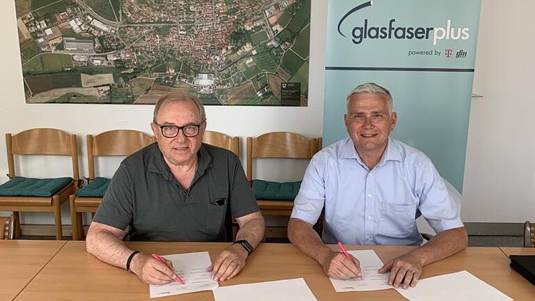 Anfang Juni unterzeichneten Bürgermeister Edgar Schüttler und Thomas Weigand, Kommunalberater Glasfaser der Telekom Deutschland, eine Vereinbarung zum Ausbau im Gemeindegebiet Uettingen. Anfang Juni unterzeichneten Bürgermeister Edgar Schüttler und Thomas Weigand, Kommunalberater Glasfaser der Telekom Deutschland, eine Vereinbarung zum Ausbau im Gemeindegebiet Uettingen.