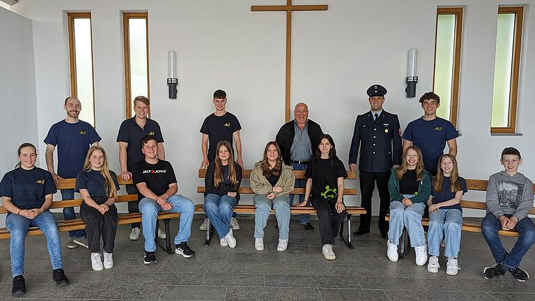 Die Jugendfeuerwehr Birkenfeld mit Bürgermeister Achim Müller und erstem Vorstand Tilman Hörning.