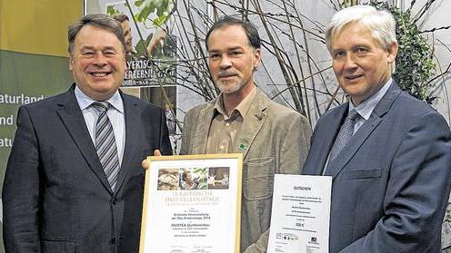 Ehrung auf der Biofach: Landwirtschaftsminister Helmut Brunner (links) und der Vorsitzende der Landesvereinigung für den ökologischen Landbau in Bayern, Josef Wetzstein (rechts), würdigten das Engagement des Bio-Quittenanbauers Marius Wittur (Mitte). Ehrung auf der Biofach: Landwirtschaftsminister Helmut Brunner (links) und der Vorsitzende der Landesvereinigung für den ökologischen Landbau in Bayern, Josef Wetzstein (rechts), würdigten das Engagement des Bio-Quittenanbauers Marius Wittur (Mitte).