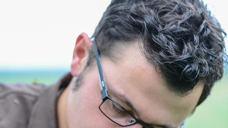 Haselnuss - Bergtheim: Haselnuss-Ernte mit Tobias Sauer. Haselnuss - Bergtheim: Haselnuss-Ernte mit Tobias Sauer.