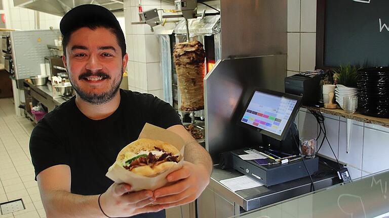 Tuncay Dalga vom Dalga Grill King hat sämtliche Plastikverpackungen aus seinem Imbiss gestrichen. Tuncay Dalga vom Dalga Grill King hat sämtliche Plastikverpackungen aus seinem Imbiss gestrichen.