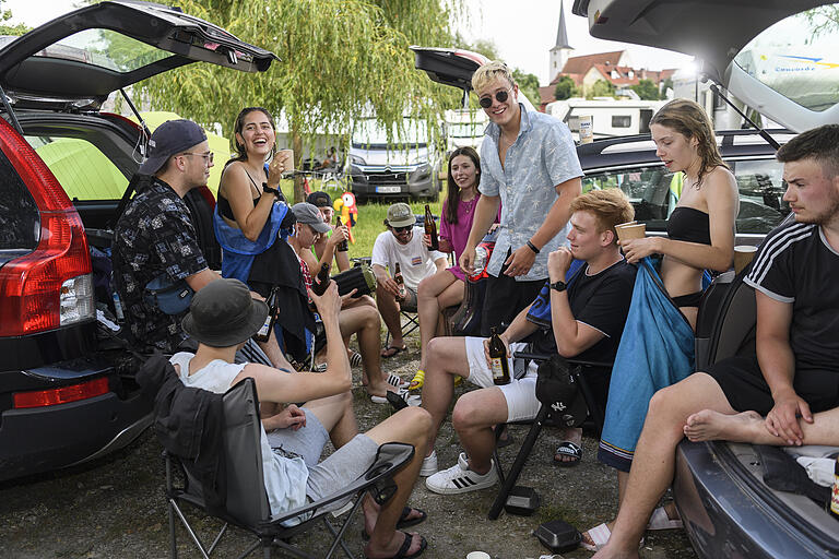 Jan Schmalenberg (M.), 20, aus Herzogenaurach ist mit Freundinnen und Freunden für ein Wochenende zum Campen nach Nordheim gekommen.&nbsp;