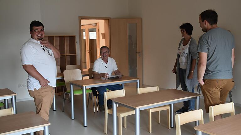 Vergnügtes Probesitzen: Bürgermeister Thomas Fischer und seine Gemeinderäte zeigten sich begeistert von den neuen Räumlichkeiten für Kindertagesstätte und Hort. Vergnügtes Probesitzen: Bürgermeister Thomas Fischer und seine Gemeinderäte zeigten sich begeistert von den neuen Räumlichkeiten für Kindertagesstätte und Hort.