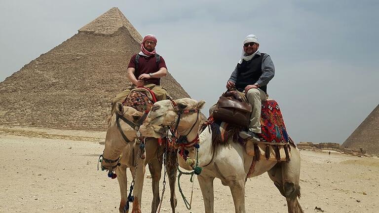 Jan Schubert (links) im Jahr 2017 vor den großen Pyramiden auf dem Gizeh-Plateau in Ägypten.