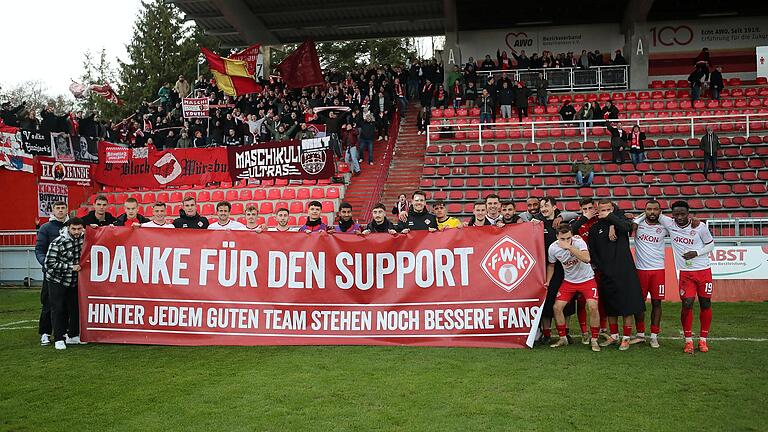 Dank ans Publikum: Nach dem Sieg letzten Heimspiel des Jahres sendeten die Spieler der Würzburger Kickers einen plakativen Gruß auf die Ränge.