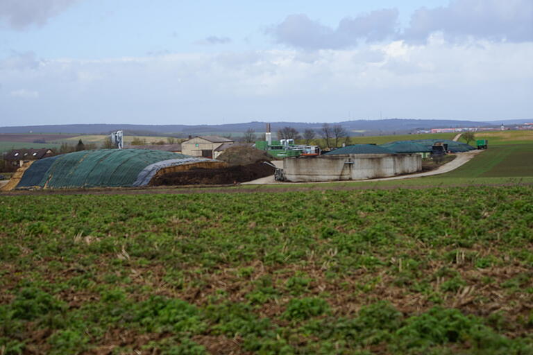 Biogasanlage in Fuchsstadt: Hier hat mutmaßlich ein 33-Jähriger aus dem Landkreis Würzburg die Luken der Gärreste-Silos geöffnet.