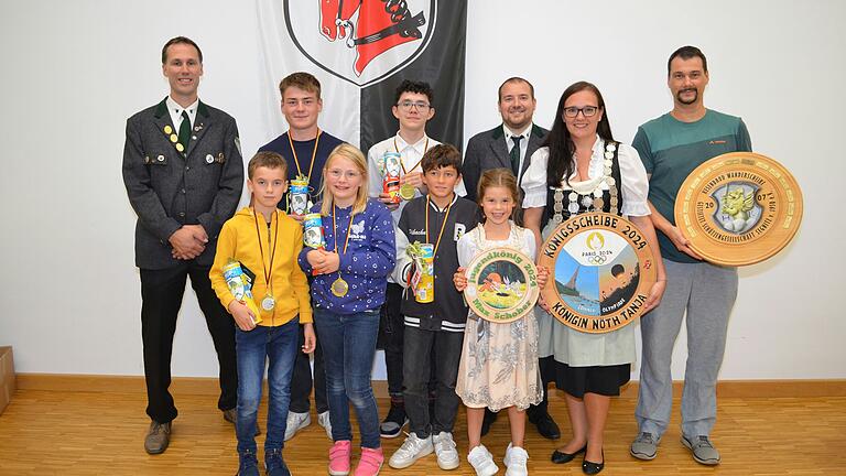 Die Preisträger von links nach rechts: Tobias Schober (1. Schützenmeister und 1. Ritter), Nico Frost (1. Bürger-Jugendritter), Ben Volkamer (Bürger-Jugendkönig), Johanna Bauer (2. Bürger-Jugendritter), Daniel Sandstede (2. Jugendritter), Gabriel Santiago-Frank (1. Jugendritter), Lena Schober (in Vertretung ihres Bruders, Jugendkönig Max Schober), Daniel Götz (Sportwart und 2. Ritter), Tanja Nöth (Schützenkönigin), Matthias Frost (Bürgerkönig).