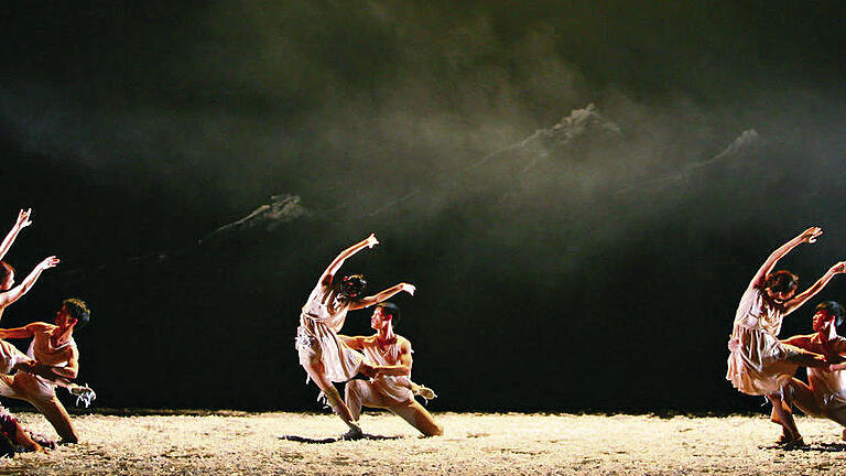 Tanz aus China: Beijing Dance Theater mit &bdquo;Wild Grass&ldquo;.