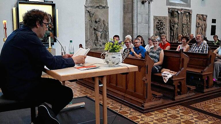„Es darf gelacht werden“: In der Ritterkapelle las Hans Rath aus seinem Roman „Und Gott sprach: Du musst mir helfen!“ „Es darf gelacht werden“: In der Ritterkapelle las Hans Rath aus seinem Roman „Und Gott sprach: Du musst mir helfen!“