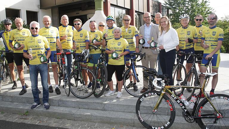 Mitglieder der TG-Velosport und der geschäftsführende Vorstand der GWF Cornelius Lauter und die Vertriebsleiterin Miriam Fritsch freuen sich auf die 29. Kitzinger Bocksbeuteltour.