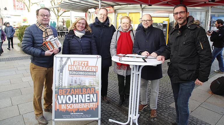 Die Initiatoren des Bürgerbegehrens 'Bezahlbar Wohnen in Schweinfurt': (v.l.) Karl-Heinz Körblein, Barbara Mantel, Jochen Keßler-Rosa, Elke Tober-Vogt, Frank Firsching und Sinan Öztürk.