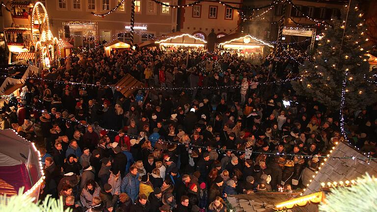 Das Winterdorf in der Volkacher Altstadt zog 2020 viele Besucherinnen und Besucher an.