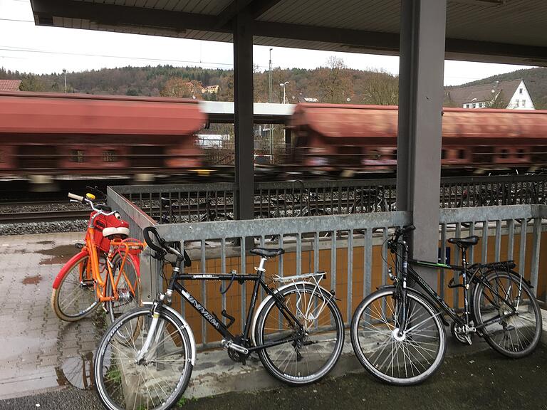 Bürgermeister Mario Paul hofft, dass mit dem neuen Investor auch eine Radabstellanlage am Lohrer Bahnhof realisiert werden kann.