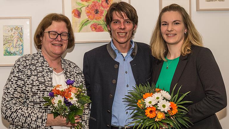 Klara Schömig (links) mit Verena Will (1. Vorsitzende) und stellvertretendem Landrat Felix von Zobel.