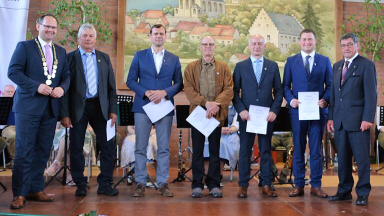 Bürgermeister Michael Hombach (links) vereidigte mit&nbsp;Kreisobmann Hermann Koch (rechts)&nbsp;die neuen Feldgeschworenen (von links)&nbsp; Dieter Hartmann, Steffen Münch, Wolfgang Maiberger, Dieter Rauchalles und Christoph Höfling im feierlichen Rahmen.