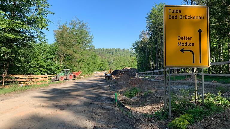 Baustelle Staatsstraße Oberleichtersbach - Die Baustelle an der Staatsstraße bei Oberleichtersbach am Dienstagvormittag: Die Baumaschinen ruhten. Baustelle Staatsstraße Oberleichtersbach - Die Baustelle an der Staatsstraße bei Oberleichtersbach am Dienstagvormittag: Die Baumaschinen ruhten.