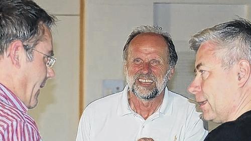„Ihr müsst den Figuren Fleisch geben“: Der neue Regisseur der „Gebrochenen Schwingen“, Günther Stadtmüller (Mitte), bei den Proben mit den Schauspielern Holger Haberland (links) und Armin Steinmetz.FOTO A. Muth „Ihr müsst den Figuren Fleisch geben“: Der neue Regisseur der „Gebrochenen Schwingen“, Günther Stadtmüller (Mitte), bei den Proben mit den Schauspielern Holger Haberland (links) und Armin Steinmetz.FOTO A. Muth