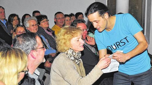 &bdquo;Medikamentenabhängigkeit ist die am schnellsten zunehmende Sucht&ldquo;, weiß Kabarettist Philipp Weber. Um die Behauptung zu unterstreichen, ließ er bei seinem Auftritt in der Stadthalle Haßfurt Zuschauerin Doris Geuppert die Nebenwirkungen eines Beruhigungsmittels verlesen.FOTO: Ulrike Langer