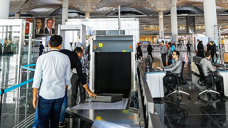 Kontrollen am Flughafen Istanbul       -  Sicherheitskontrolle am neuen Internationalen Flughafen Istanbul