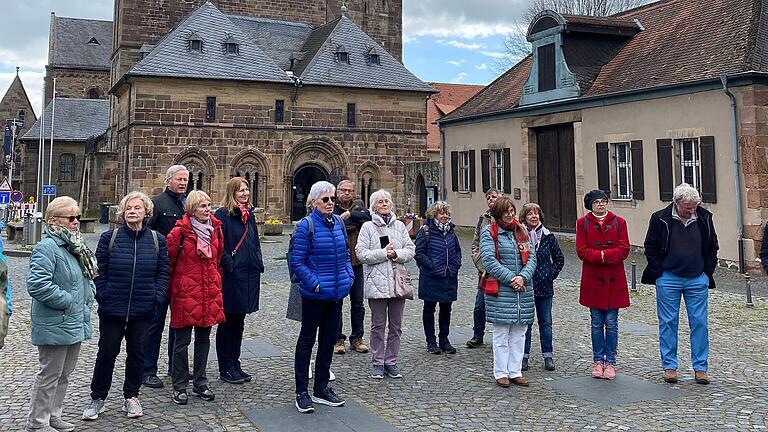 Abordnung der Wandergruppe vor dem Dom St. Peter.