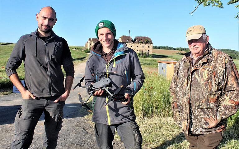 Bei der Suche nach den Rehkitzen in der Nähe vom Gutshof Wadenbrunn waren (von links) Jakob Kleinhans vom Gutshof, Drohnenpilot Jonathan Peter und Jäger Urban Borst dabei.