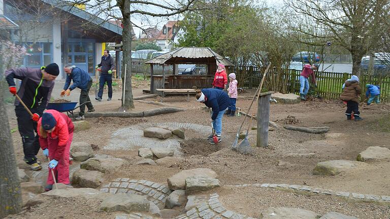 Es wurde zum Helfen eingeladen und viele waren gekommen. Eltern, Kinder und Team packten kräftig mit an bei der diesjährigen Frühjahrs-Gartenaktion im Kindergarten St. Mauritius Wiesentheid.