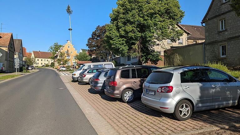 Wer auf seinem Grundstück keinen eigenen Stellplatz herstellen kann, kann über einen Ablösungsvertrag die baurechtliche Pflicht ebenfalls erfüllen. Einen festen Parkplatz erhält der Bauherr jedoch nicht, sondern muss wie hier an einem öffentlichen Parkplatz parken.