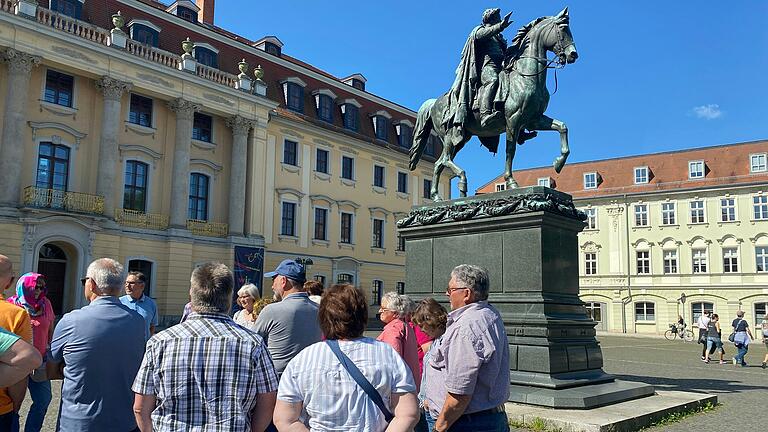 Die Ausflügler auf dem Platz der Demokratie in Weimar.