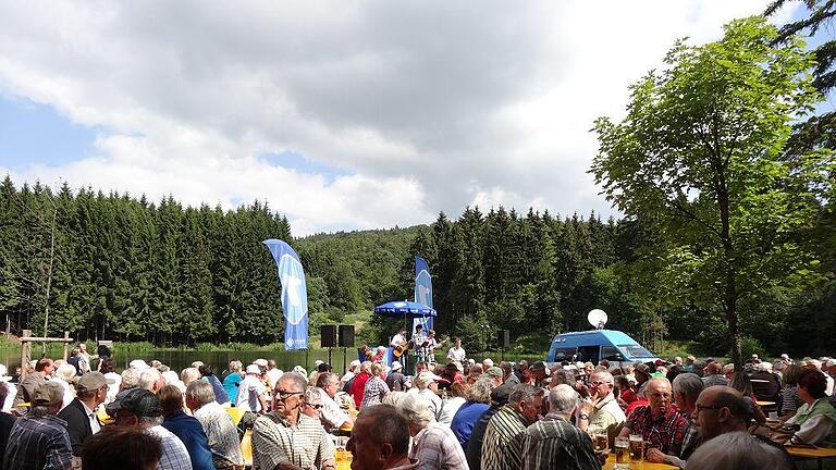 Schaustollen Bauersberg       -  Rund 800 Besucher kamen zur Eröffnung des neuen Schaustollens am Bauersberg bei Bischofsheim in der Rhön.