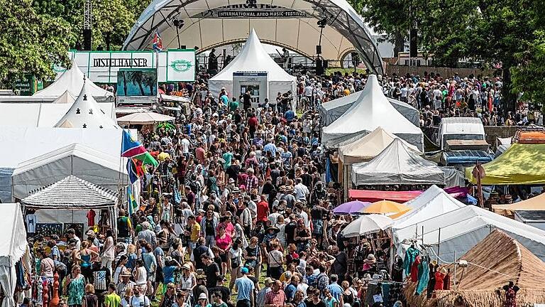 Bis zum späten Nachmittag 12 000 Besucher: Und am warmen Feiertagsabend wurden noch einige Tausend mehr auf dem Gelände zwischen den Zelten erwartet.
