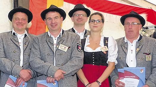 Die für ihre 30 und 40 Jahre Musiktätigkeit geehrten Mitglieder mit dem 1. Vorsitzenden der HKP Bertold Moser (rechts). Die für ihre 30 und 40 Jahre Musiktätigkeit geehrten Mitglieder mit dem 1. Vorsitzenden der HKP Bertold Moser (rechts).
