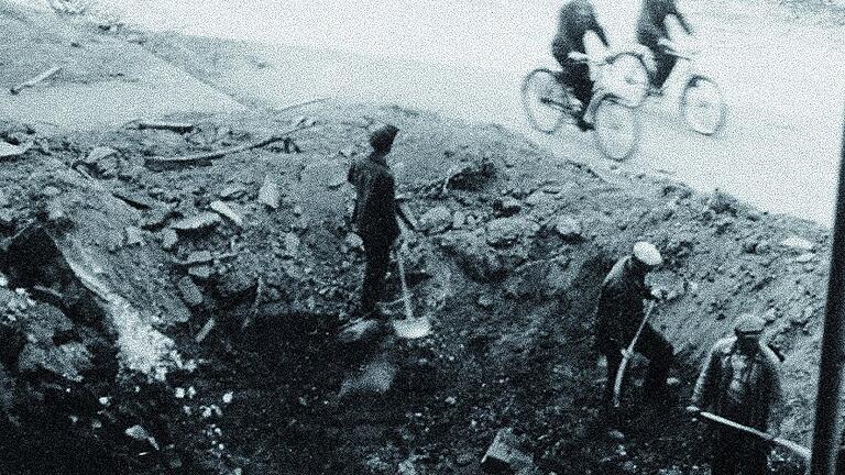 Ein durch Bombentreffer entstandener Krater in der Hauptbahnhofstraße im Oktober 1943 Ein durch Bombentreffer entstandener Krater in der Hauptbahnhofstraße im Oktober 1943