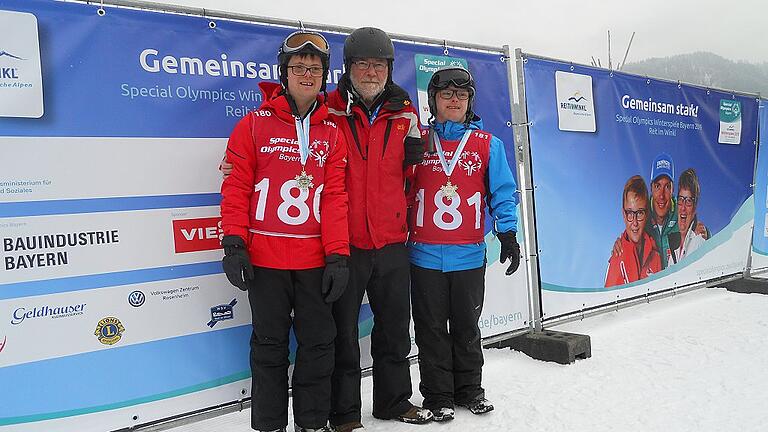 Daniel Ebert aus Gemünden und Andreas Heidenfelder aus Rodenbach mit ihrem Skitrainer Dieter Anderlohr