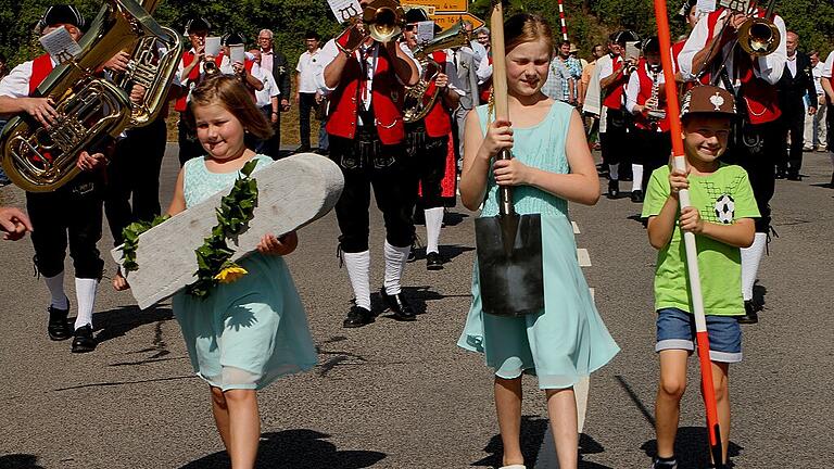 Drei Kinder führten mit Grenzstein, Spaten und Grenzstange den Festzug an.