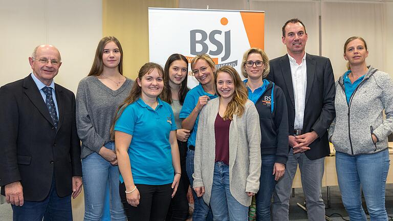 Der neu und wieder gewählte Vorstand des BSJ (von links): Burkard Losert (Kreisvorsitzender BSLV Würzburg Land), Lea Scheer (Jugendsprecherin), Katrin Zeidler (stellvertretende BSJ Vorsitzende Würzburg Land), Jugendsprecherin Emilia Oeckler, Schriftführerin Nadine Oeckler,&nbsp;Beisitzerin Julia Kosmol, Manuela Schneider (BSJ Vorsitzende Würzburg Land), Beisitzer Gerd Scheuermann und&nbsp;Beisitzerin Stefanie Scheer.