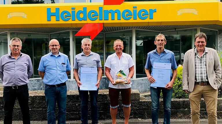 Betriebs- und Haustechnikleiter Ronald Kuhn (von links), Abteilungsleiter Heizung/Sanitär Fertighaus Volker Mathes und Geschäftsinhaber Hans-Jörg Heidelmeier (rechts) gratulieren den Jubilaren Ludwig Schneider (40 Jahre), Leszek Biskup (28 Jahre) und Diethard Brust (50 Jahre).       -  Betriebs- und Haustechnikleiter Ronald Kuhn (von links), Abteilungsleiter Heizung/Sanitär Fertighaus Volker Mathes und Geschäftsinhaber Hans-Jörg Heidelmeier (rechts) gratulieren den Jubilaren Ludwig Schneider (40 Jahre), Leszek Biskup (28 Jahre) und Diethard Brust (50 Jahre).