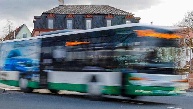 Eine Schnellbuslinie vom nordöstlichen Landkreis zur Uniklinik soll Pendlern den Umstieg auf den ÖPNV schmackhaft machen. Richtig geklappt hat das bisher allerdings nicht.