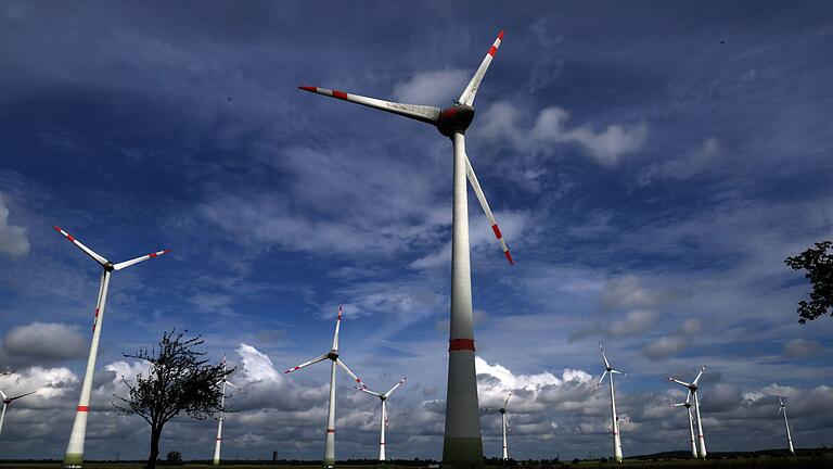 IEA sieht Fortschritte beim Ausbau erneuerbarer Energien       -  Die Energieagentur erwartet, dass bis 2030 mehr als die Hälfte des weltweiten Stroms aus emissionsarmen Quellen erzeugt wird. (Archivbild).