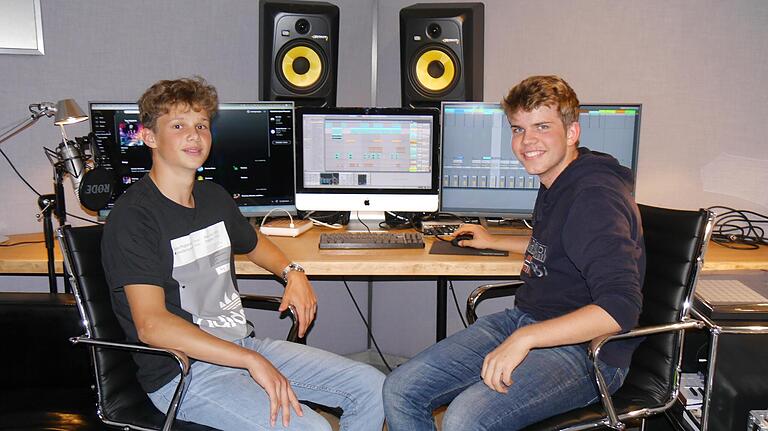 Luis und Noah haben in ihrem Tonstudio im Gartenhäuschen. Luis und Noah haben in ihrem Tonstudio im Gartenhäuschen.