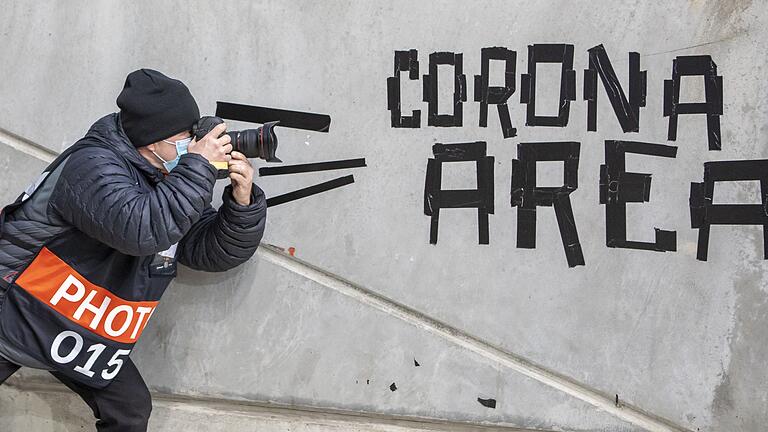 Corona im Sucher der Öffentlichkeit: Ein Fotograf steht in der Frankfurter Commerzbank-Arena vor einem Schriftzug. Nicht nur in der Bundesliga werden derzeit Spiele abgesagt. Corona im Sucher der Öffentlichkeit: Ein Fotograf steht in der Frankfurter Commerzbank-Arena vor einem Schriftzug. Nicht nur in der Bundesliga werden derzeit Spiele abgesagt.