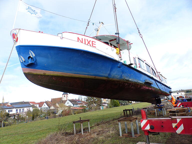 Präzisionsarbeit war gefordert. Das 25 Tonnen schwere Schiff 'Nixe' wurde Anfang Februar mit einem Autokran zu einer Grundüberholung bei Astheim an Land geholt.