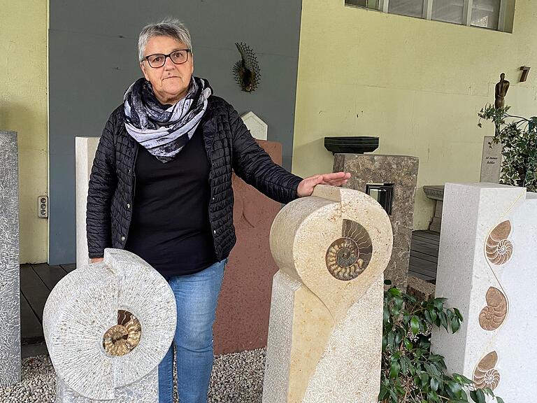 Gisela Hahn vom Steinmetzbetrieb Hahn in Gemünden mag die heimischen Steine am liebsten: Muschelkalk aus Kirchheim bei Würzburg (links) und Juragestein aus Gundelsheim im fränkisch geprägten Norden von Baden-Württemberg.