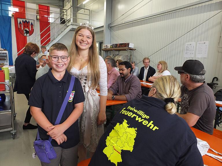 Mit Elias hat die Ochsenfurter Zuckerfee Magdalena Gebhardt ihren Cousin und Mitglied der Darstädter Jugendwehr als Begleiter Mit Elias hat die Ochsenfurter Zuckerfee Magdalena Gebhardt ihren Cousin und Mitglied der Darstädter Jugendwehr als Begleiter