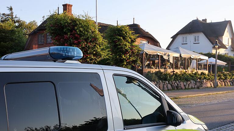 Punks demonstrieren nach Rassismus-Eklat auf Sylt       -  Ein Video von einer Party in einem Lokal auf Sylt hatte im Mai bundesweit Empörung ausgelöst, weil dabei rassistische Parolen gegrölt wurden. (Archivbild)