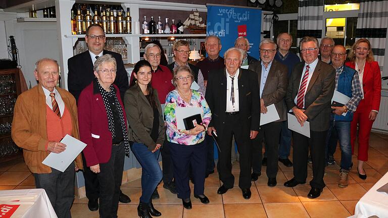 Die Geehrten für 60 Jahre Mitgliedschaft bei ver.di zusammen mit (von links vorne) Doris Berz – Vorsitzende ver.di Bezirk Schweinfurt; daneben Melanie Wascher – stellvertretende Vorsitzende ver.di Bezirk Schweinfurt; dahinter Martin Marcinek ver.di Landesbezirk; rechts außen Marietta Eder stellvertretende Bezirksgeschäftsführerin ver.di Bezirk Schweinfurt.