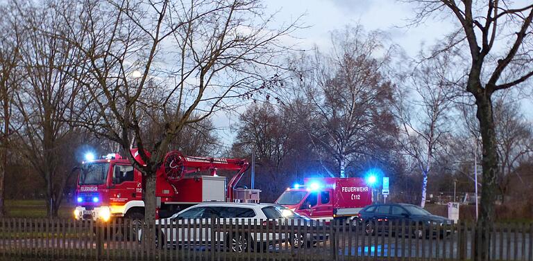 Mehrere Sturmeinsätze fuhr die Feuerwehr Vokach am Donnerstagmorgen: Am Volkacher Schwimmbadparkplatz mussten herunterhängende Äste, die auf geparkte Fahrzeuge zu stürzen drohten, entfernt werden.