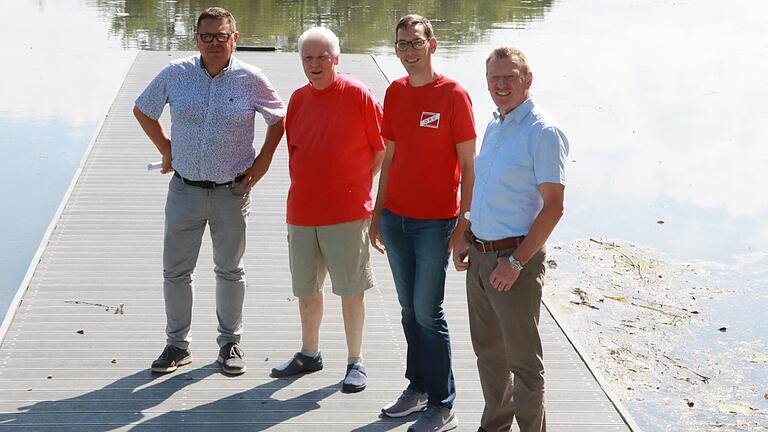 Stolz präsentieren Gunter Herold und Armin Wolf (Mitte von links) vom Ochsenfurter Ruderverein KSO-Geschäftsführer Gerhard Englert (links) und Bürgermeister Peter Juks den Anlegesteg im Westhafen von Ochsenfurt.