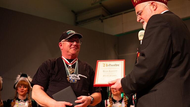 'Till von Franken' an Werner Bausewein, überreicht von Siggi Schnellbach. 'Till von Franken' an Werner Bausewein, überreicht von Siggi Schnellbach.