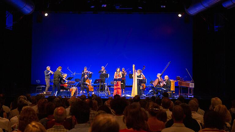 Zeitreise mit Purcell und Beatles: die Lautten Compagney Berlin auf der Bühne der Blauen Halle.